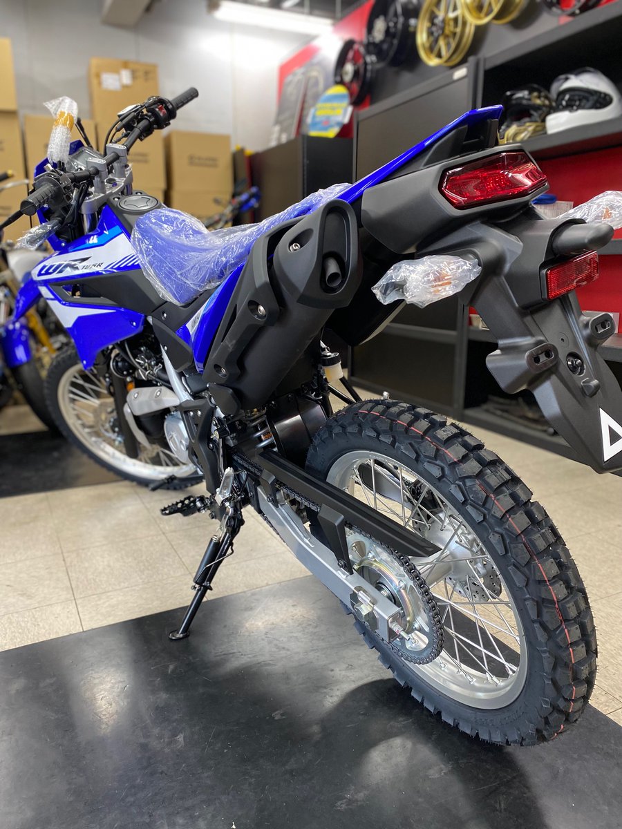 RR_Shop_STAFF's tweet image. [横浜店PIT]
 話題の「WR125R」：開発車両が入庫しました～ 
マフラー,キャリア,便利グッズなどなど続々ラインナップ予定です👍 当社開発チームと、横浜店ベテランSTAFFがガッチリタッグを組んで企画中です💪 
 ご期待くださ～い😃
＃ラフロ　＃PIT ＃WR125R