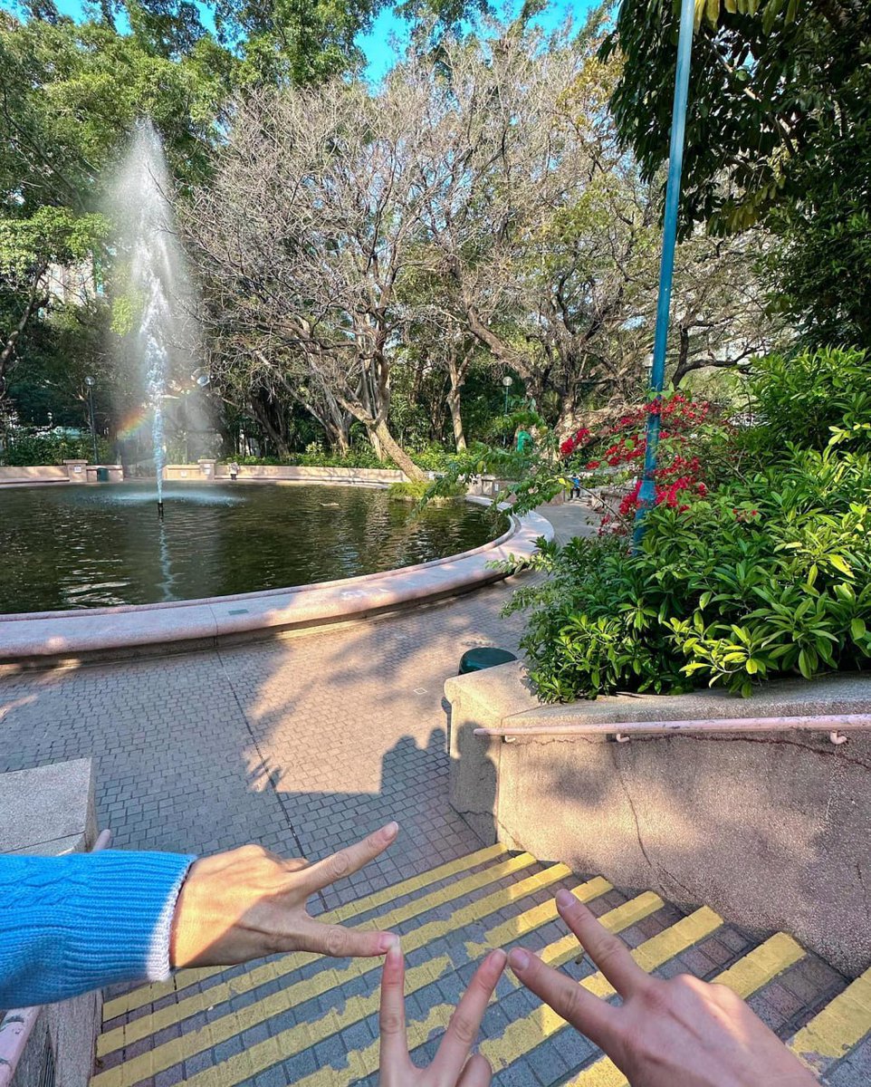 blussxom's tweet photo. 𝐓he #𝐡eroǝ͞s·areʼ雄𝐛ack y yo no sabía que hacer, si salir corriendo a verlos o quedarme con la ansiedad de que no escucharé #𝐡a𝕚r𖠁𝜗ʼ領cūt en vivo 🎧♡ ofc elegí lo que mejor me convenía y dejé a mi esposa y mi bestie en casa.

𝐥uc𝕚fər's ✺ 𝚟e͞rs𝕚on. https://t.co/va5IwgDskQ