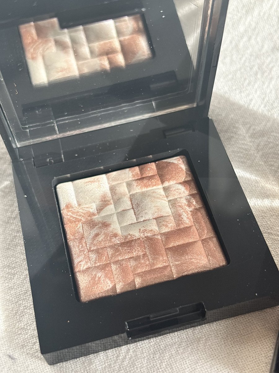 nemonohashi_'s tweet image. #購入品
#BOBBIBROWN

ずっと欲しかったシャドウとハイライト💫
本当にずっと欲しくて迷ってたからついに手に入れた感✨！大切にたくさん使う🫣💖