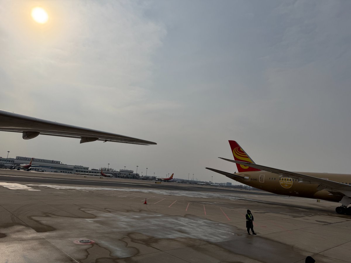 VigoCreativeAI's tweet image. 今日出差: 26°C Shenzhen → -2°C Beijing

三个观察：
1️⃣ 28度温差让我重新理解了"换季"的真正含义
2️⃣ 北京的四季确实更有仪式感，虽然今天没赶上下雪
3️⃣ 深圳机场的阿里云广告铺得真密集 - "AI就用阿里云"这slogan在南方机场的曝光度拉满

#AIinChina #BeijingLife