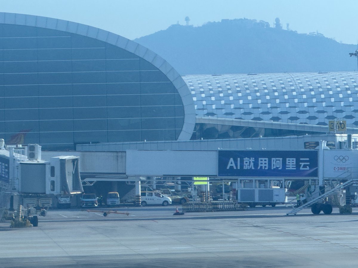 VigoCreativeAI's tweet image. 今日出差: 26°C Shenzhen → -2°C Beijing

三个观察：
1️⃣ 28度温差让我重新理解了"换季"的真正含义
2️⃣ 北京的四季确实更有仪式感，虽然今天没赶上下雪
3️⃣ 深圳机场的阿里云广告铺得真密集 - "AI就用阿里云"这slogan在南方机场的曝光度拉满

#AIinChina #BeijingLife