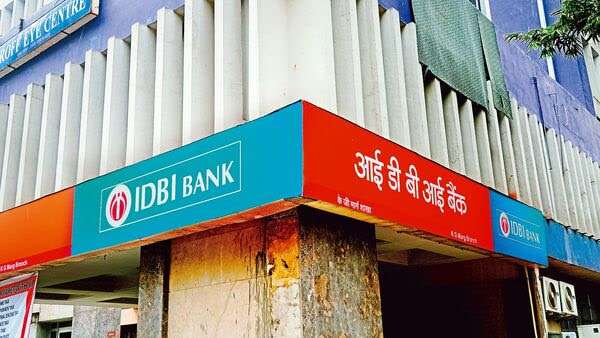 TimesAlphabet's tweet image. IDBI Bank Q3 results: Net profit jumps 1.4% to ₹1 ,935 crore from last year; NII down 24% YoY

IDBI Bank Q3 results: IDBI Bank's Q3 profit rose 1.42% to ₹1,935.45 crore, despite a 24% decline in net interest income to ₹3,209.5 crore. Gross NPAs eased to 2.57%, while total…