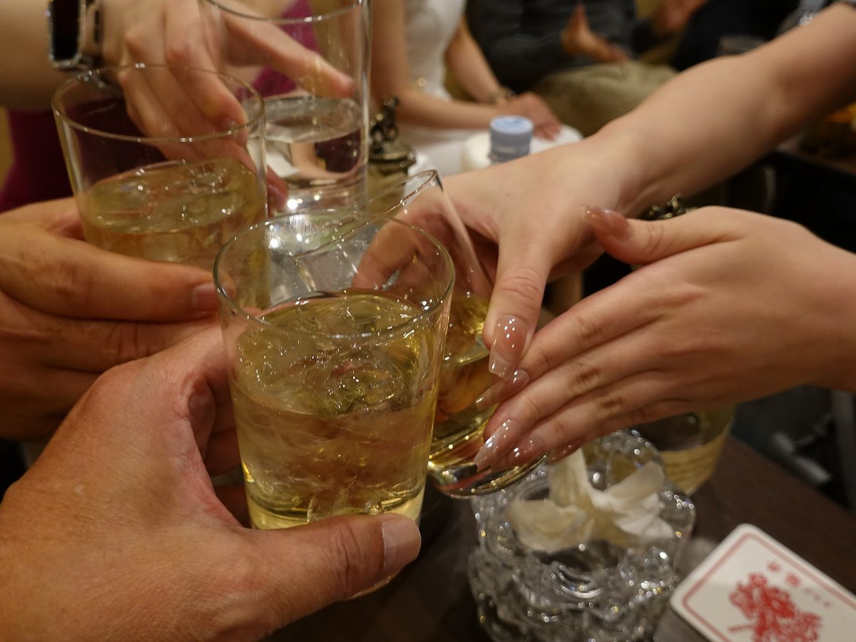 kuni_official's tweet photo. #餃子 食べまくりの後、めちゃくちゃカッコいい #JCOB いきつけの銀座の #高級クラブ。
彼はお土産の『#のしもち』で、美女達を虜に♪
※店内撮影禁止なので、写真は全てお店の美女撮影
#東京 #銀座 #クラブ https://t.co/FgEqCVGg3R