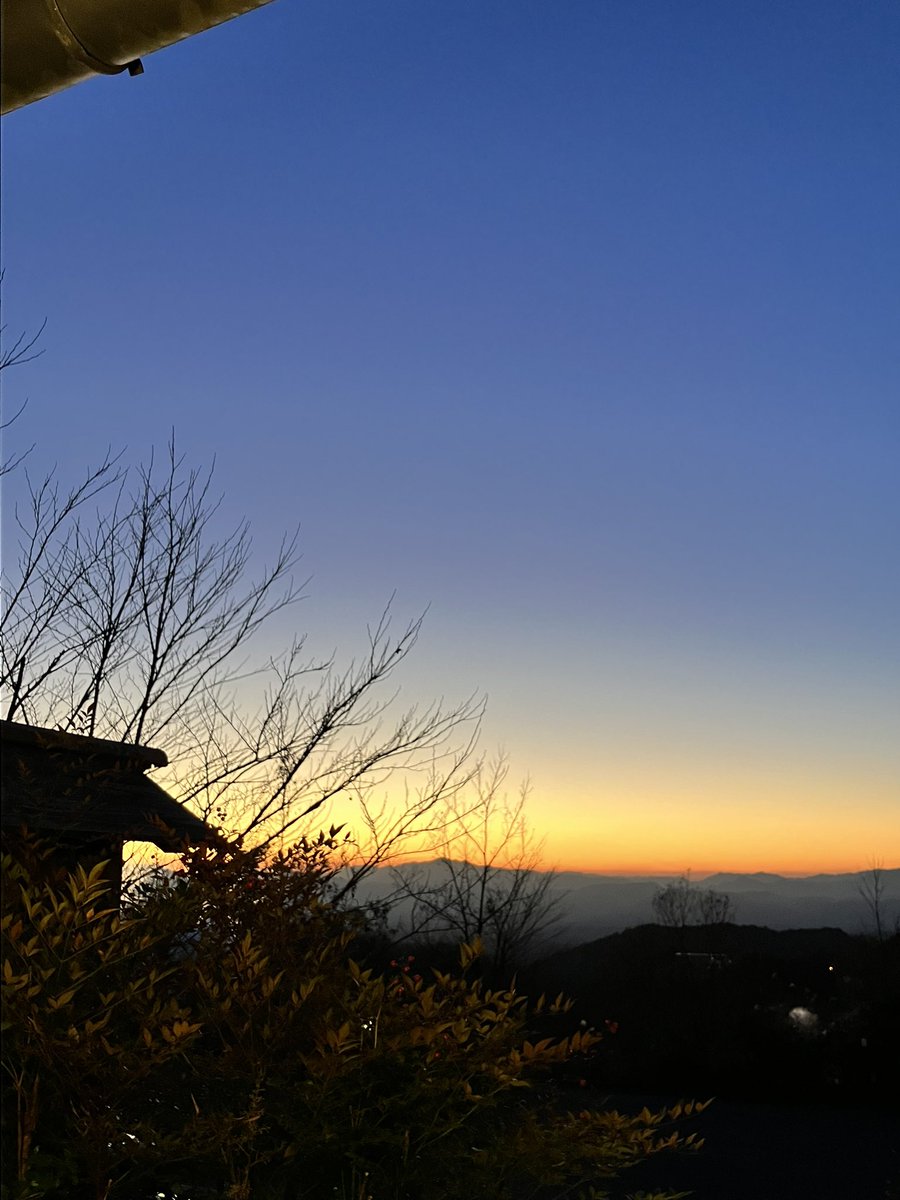 日の入りの空が好き
自然のグラデーションも美しい
#温泉　#リフレッシュ　#夕日