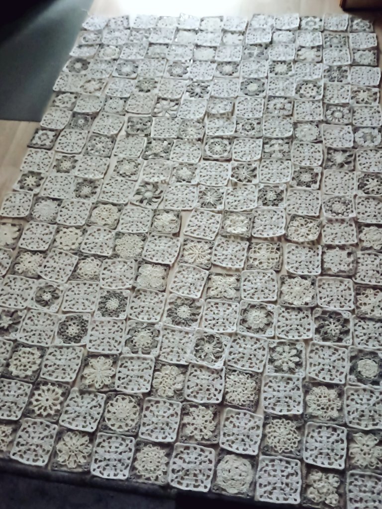 이제 배치 잘 해서 연결하면 되는데 무게 때문에 하나하나 손으로 연결해야하는걸 깨닫고 아찔해짐