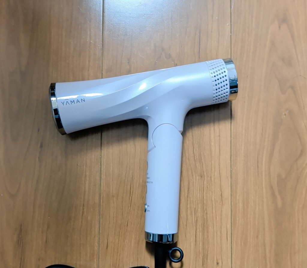 ドライヤーが壊れて新しくヤーマンのドライヤーを購入。本体がとても軽いのに風量が多く早く髪も乾くし、音も静か（前のがうるさかったから？）聴覚過敏気味な子供も「ドライヤーやるー」と自分で言ってくるようにまでなった。この分野も日々進化してるんだなぁと痛感😧#ヤーマン