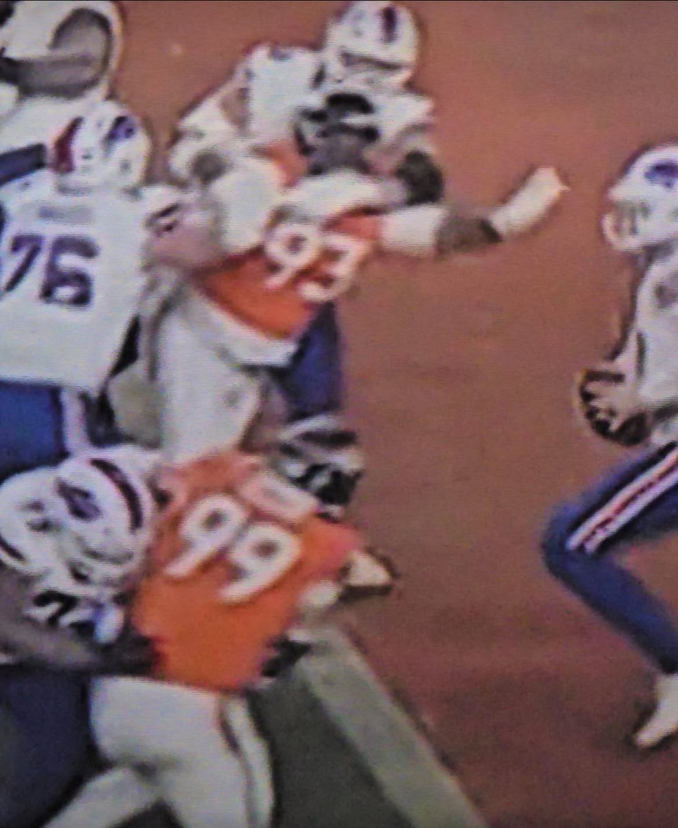 fullzdemon's tweet photo. @LosPollosTV hey fat ass, do you know holding in the end zone is a saftey and the game would’ve been over way before. ??? https://t.co/VK0CPTwiao