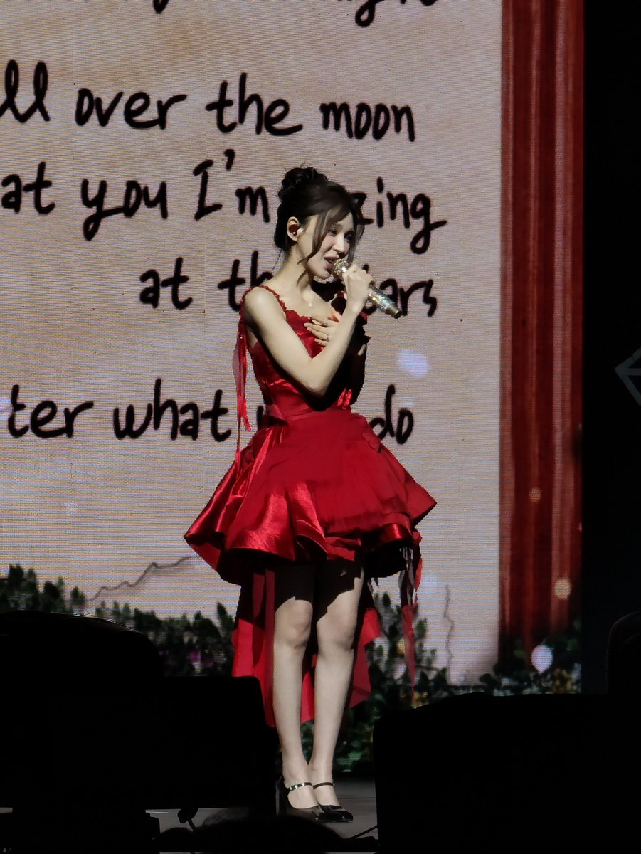 erikista's tweet image. Almost 3 hours of live singing with a band and no backtrack, didn't drink a sip of water on stage, did additional 3 songs for re-encore. Damn.

This is why I only believe Wendy when she says she's healthy and eating well because her stamina to sustain the show is insane!! It's…