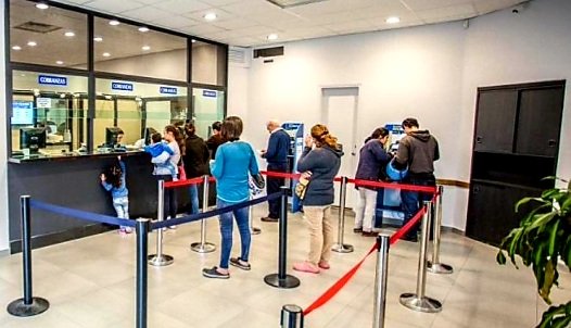 Se crean leyes de antilavado y demás en Uruguay 
Mientras voy a un cambio y un Ñery adelante mio lleva $200.000 en billetes de $50 y $100 a cambiar a dólares. 

Nos comemos a balde sin duda...