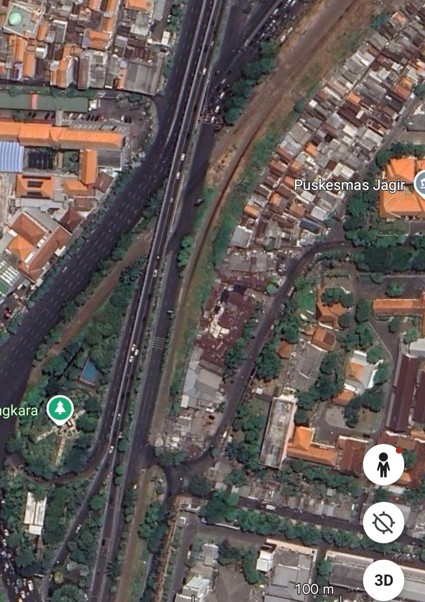 Keterlambatan penanganan jalur perkeretaapian juga bikin pengembangan rail-based di Surabaya lebih ruwet. 

Banyak perlintasan sebidang melintasi jalan protokol yang sudah terlanjur ruwet dengan lalu lintas dan kepadatan bangunan sekitar. 
Sementara itu, kapasitas rel juga butuh