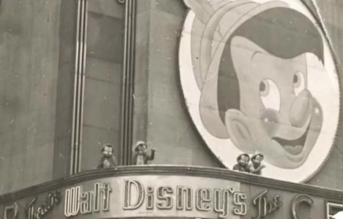 historyinmemes's tweet image. Disney once hired a group of little people to dress as Pinocchio and greet guests at the film’s premiere. They were stationed on a balcony with food and wine for the day—but by late afternoon, the scene had unraveled, and they were reportedly drunk and completely naked.