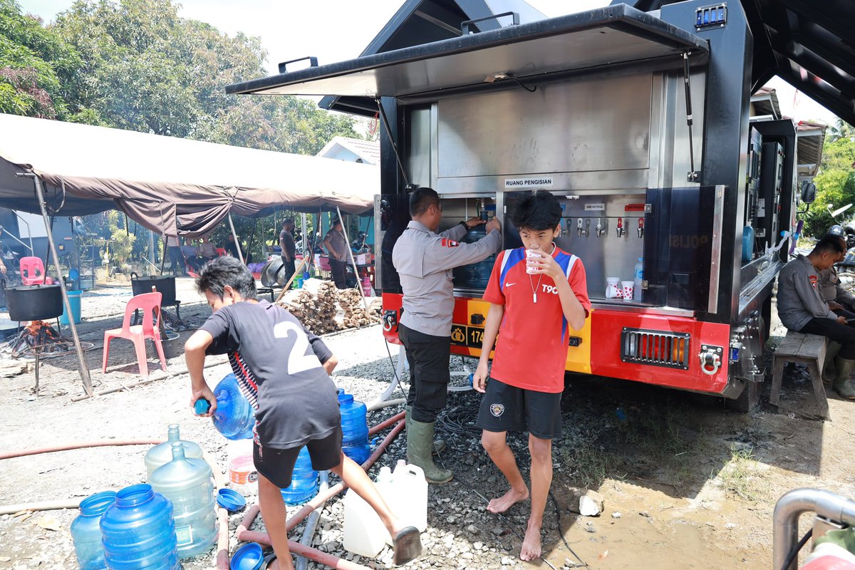 LautHumas's tweet image. Polda Kalsel Kerahkan Kendaraan Dapur Lapangan dan Water Treatment Bantu Warga Terdampak Banjir