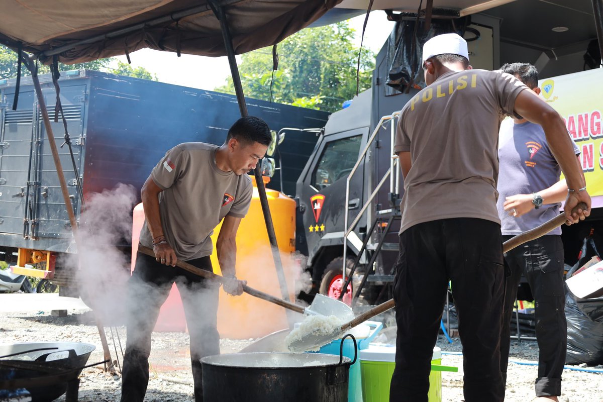 LautHumas's tweet image. Polda Kalsel Kerahkan Kendaraan Dapur Lapangan dan Water Treatment Bantu Warga Terdampak Banjir