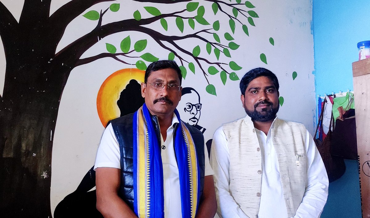 Santoshchuoha's tweet photo. कल @AzadSamajParty मध्य प्रदेश के प्रदेश अध्यक्ष माननीय इंजीनियर @SatendraVidrohi  जी  के गृह निवास पर जाने का अवसर प्राप्त हुआ एव अध्यक्ष जी की माताजी श्रीमती धनमंती देवी सेंगर पूर्व सरपंच जी का आशीर्वाद प्राप्त हुआ। https://t.co/iQOp4UH8Wm