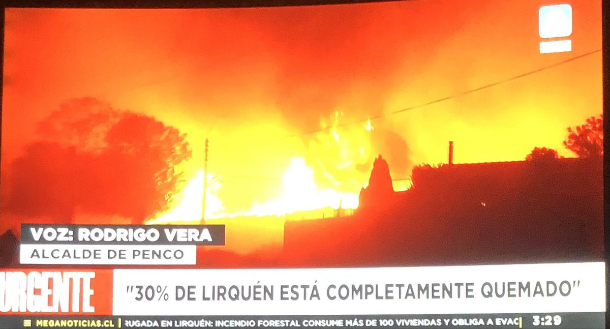 CataVelascoK's tweet photo. @GabrielBoric Oye, el alcalde de Lirquen hace 4 horas pide ayuda urgente al gobierno, bomberos necesita maquinaria porque hay 20 funcionarios atrapados en las llamas! #INEPTO https://t.co/BrATovcNyq