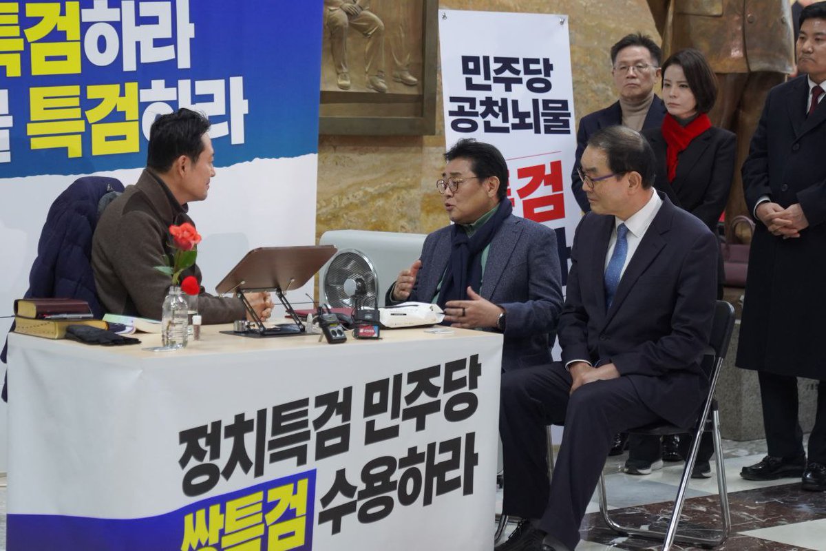 [목숨과 쌍특검을 기꺼이 바꾸겠노라~!] 

방금전 통일교 게이트와 공천 뇌물 게이트의 '쌍특검 관철'을 위해 단식 투쟁을 하고 있는 장동혁 대표의 농성장을 방문하여 특검 관철을 위한 총력 투쟁의 뜻을 함께 모으고 왔습니다.
결코 쌍특검을쉽게 받을 정권이 아니기에 장기전에 대비할 수 있도록