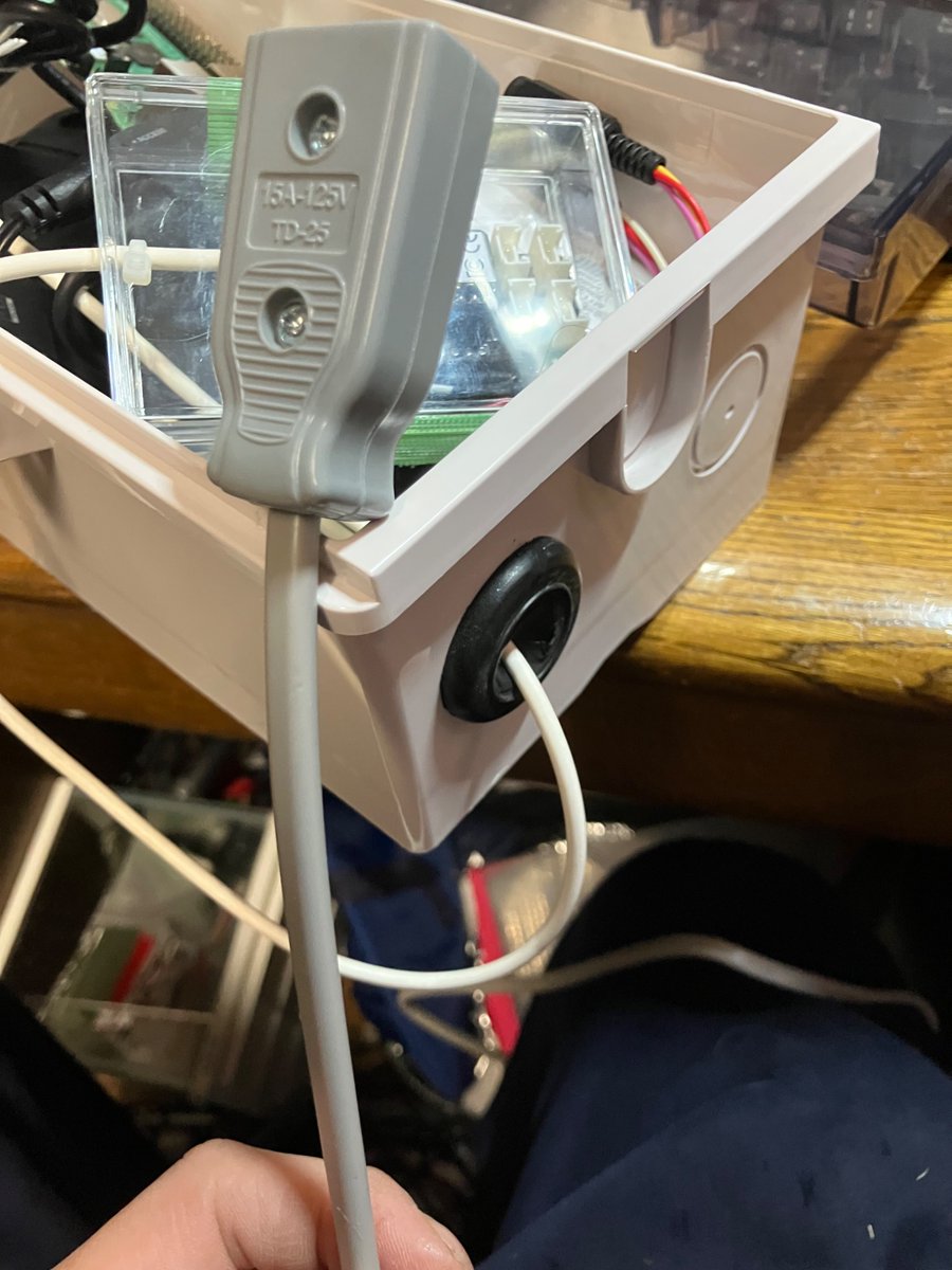 コンセントなど コンセントを穴に通す必要があるのでわざわざコードと別のやつ買ってき