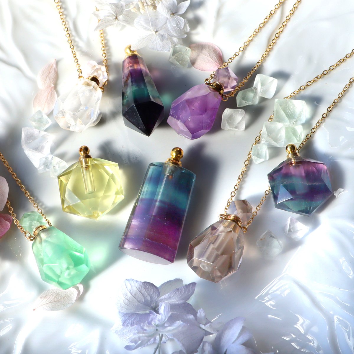フローライト、シトリン、アメジストなどなど、色鮮やかでかわいい香水