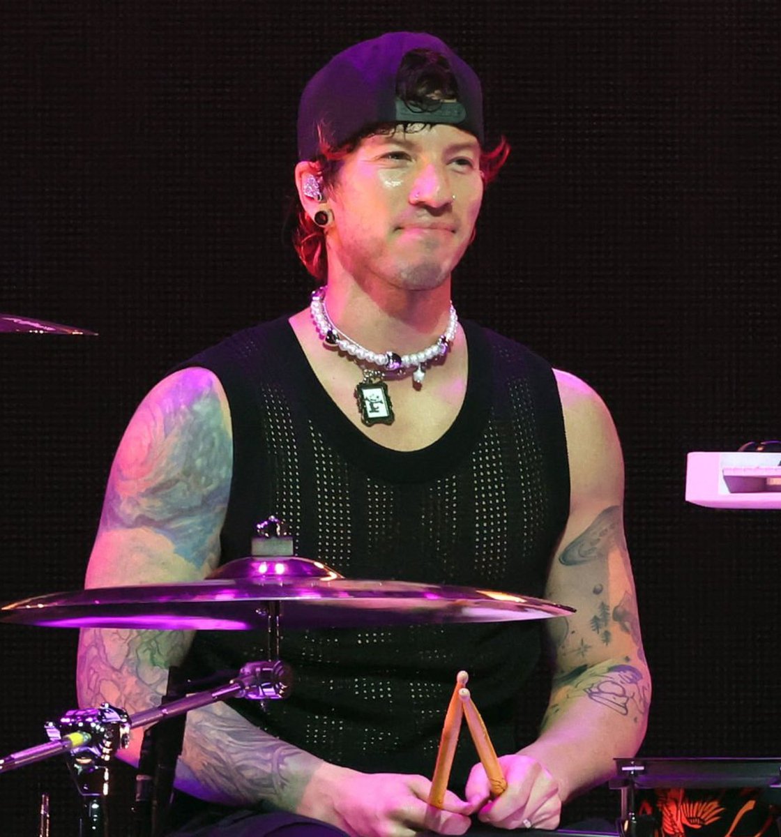 _homephown's tweet image. josh in the bubble heart pearls tonight!