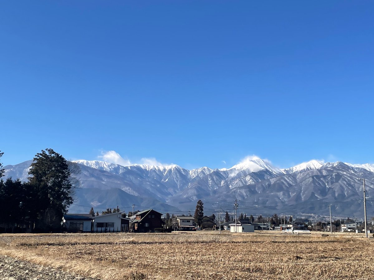 今週末は白馬でスキー旅行でした⛷️ 娘と一緒に３年前にデビューしたわたし（運動ド音痴）も、娘とゆるゆる滑れるようになりました☺️ うれしい！ 何度見ても、北アルプス山景色はかっこいいなぁ。