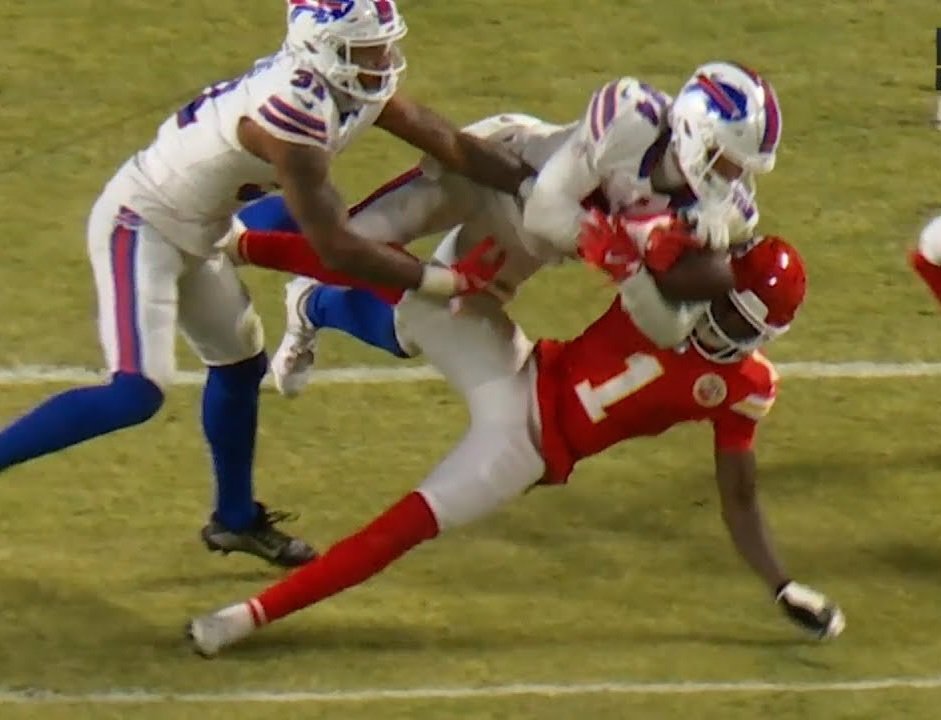 BuffaloKL's tweet image. . @GeneSteratore said with great certainty that one of these WRs definitely had possession and one definitely didn't. I'll let you all decide which is which