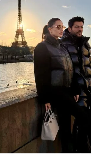 DiziMedyaCom's tweet photo. ELLE Style Awards 2026, Mandarin Oriental Bosphorus'ta yıldızlar geçidiyle gerçekleşti! "Sahne Senin" temasında Fahriye Evcen'in zarif elbisesi ve Burak Özçivit'in şık smokini geceye damga vurdu. Genç yıldızlar ödülleri kaptı, Dyson sponsorluğunda moda ve eğlence zirvede! ✨ #ELLEStyleAwards2026 #FahriyeEvcen #BurakÖzçivit #ModaGecesi #IstanbulModa #DysonTurkey