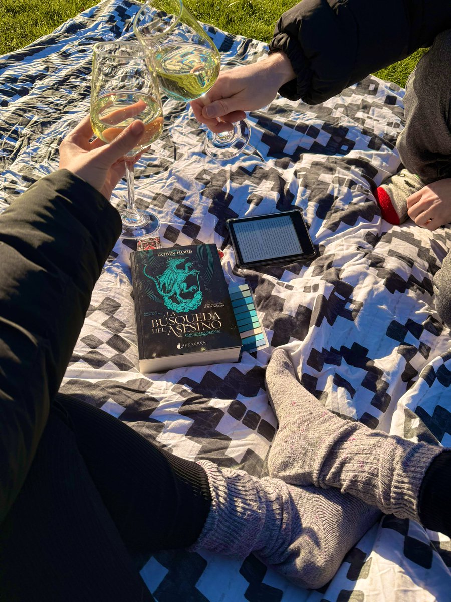 Buenos días, grimdarkeros ⚔️🩸

Hace mucho frío porque casi estamos en Canadá y cuando sale el sol aprovechamos al máximo.

No queríamos salir, así que hemos hecho picnic en el jardín, con champagne que quedó de Año Nuevo y en compañía de nuestro querido Traspié Hidalgo 🐺🫀