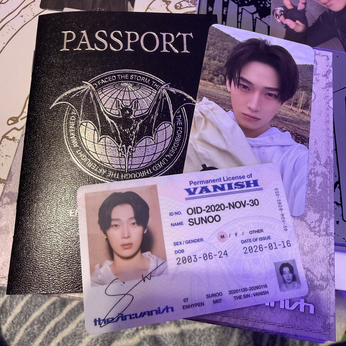 SuNiNooKi's tweet image. Sunoo my cutiee! Ang ganda ng engene ver, the passport and the ID thingy is so cool!😍