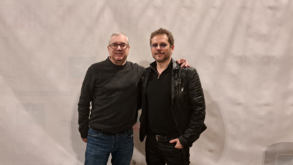 Entrevistamos al director Juanma Bajo Ulloa, la actriz Belén Fabra y el actor Tony Dalton a propósito de la película 'El Mal'.
Escribe Luis Tormo.
encadenados.org/entrevistas/ju…