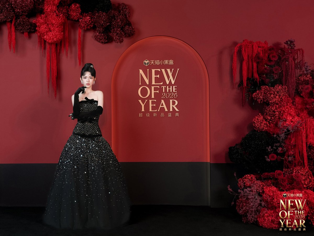 SimplyZhouYezi's tweet photo. 📸New Zhou Ye portrait shot by Tmall blackbox Official Weibo
“In front of #NEWty Palace, #ZhouYe #周也 gracefully arrived, setting the stage for the show.”
#NEWty2026 https://t.co/QbEkrNt9vo