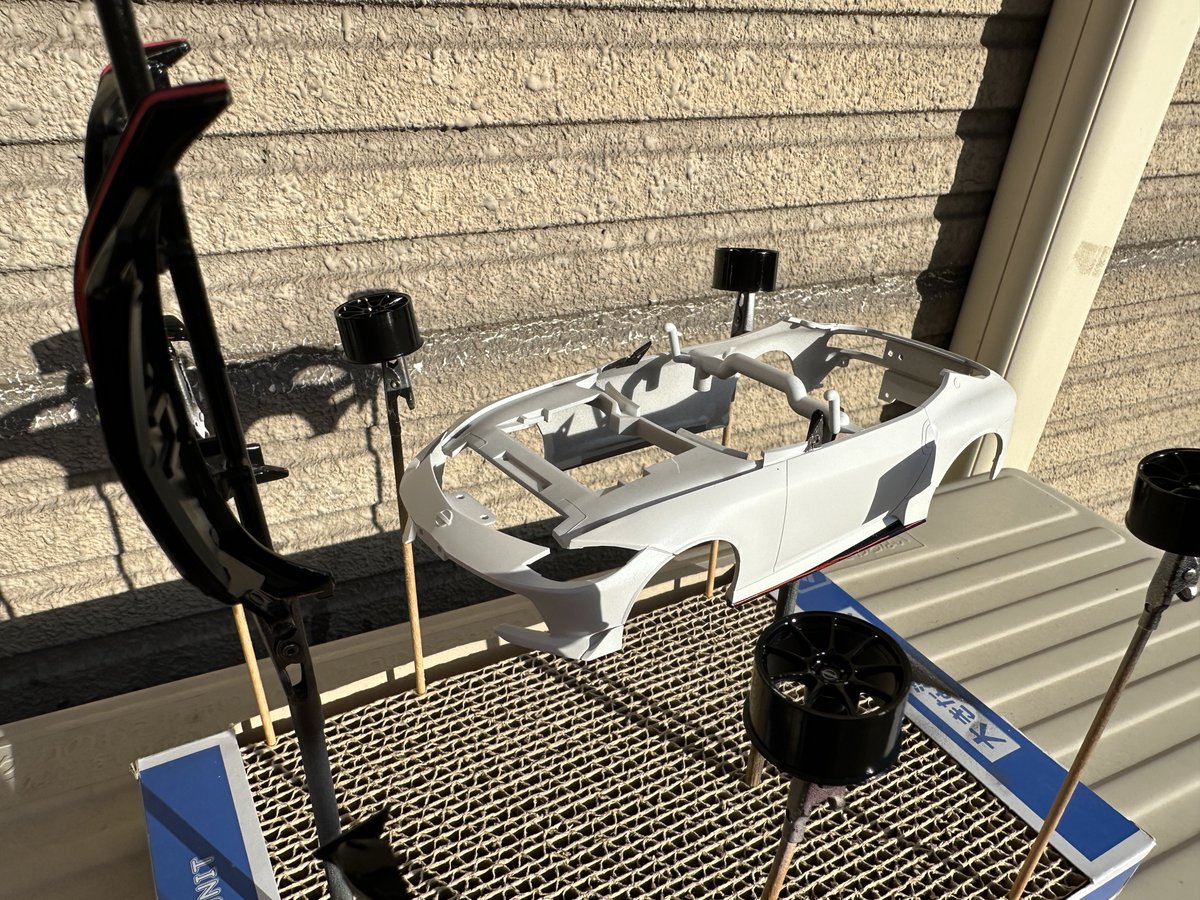 アオシマ 楽プラ フェアレディZニスモ デカール貼ってからのクリア塗装