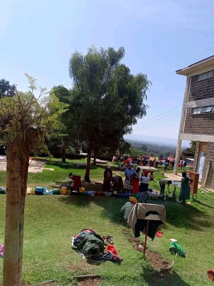 PropesaTV's tweet image. These are patients washing clothes at Longisa Hospital. The only referral hospital in Bomet County na hakuna maji - mgonjwa anakuja na maji yake kwa kibuyu. Hillary Barchok and Isaac Ruto want this to continue beyond 2027.