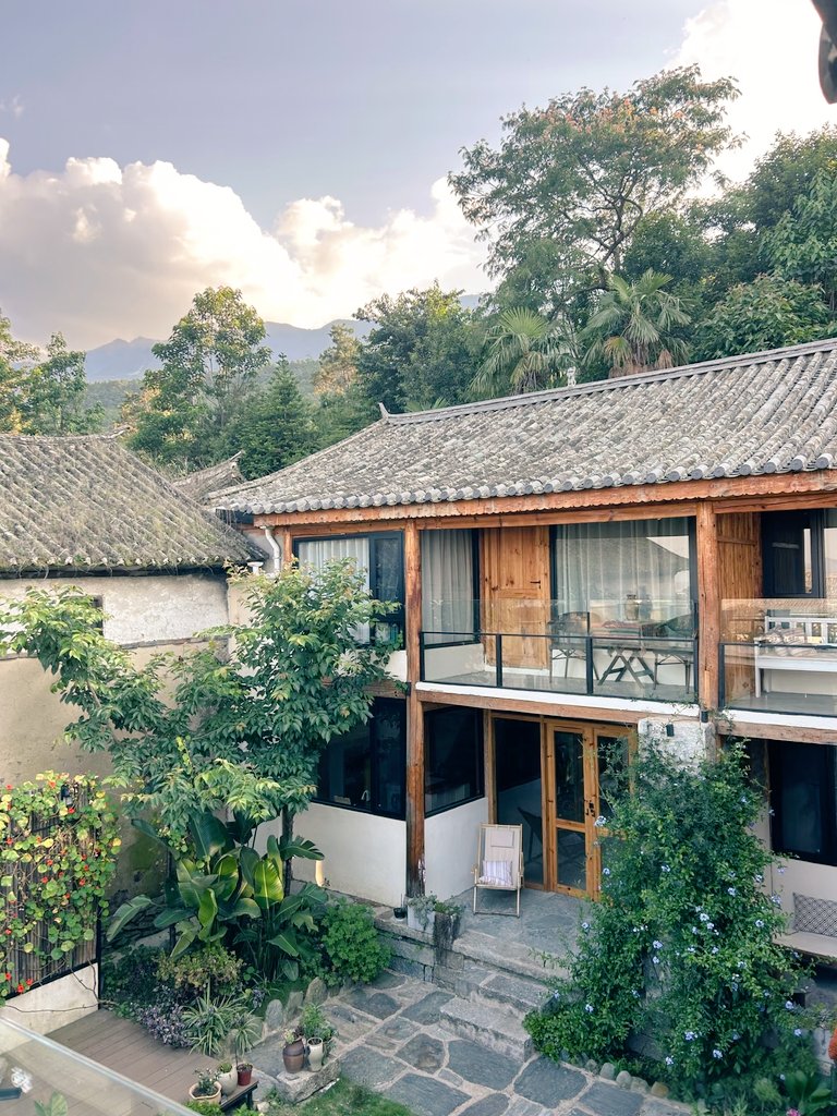 前年春天，我失业在老家 Gap 了一段时间，经常去洱海路闲逛。认识了一对从上海“逃离”过来的夫妻，他们在大理苍山脚租下了一个十年期的农家院子。

女生以前在陆家嘴做基金；男生是五角场 Oracle 的外企大厂开发。听起来应该是是那种追求繁花世俗，以 KPI