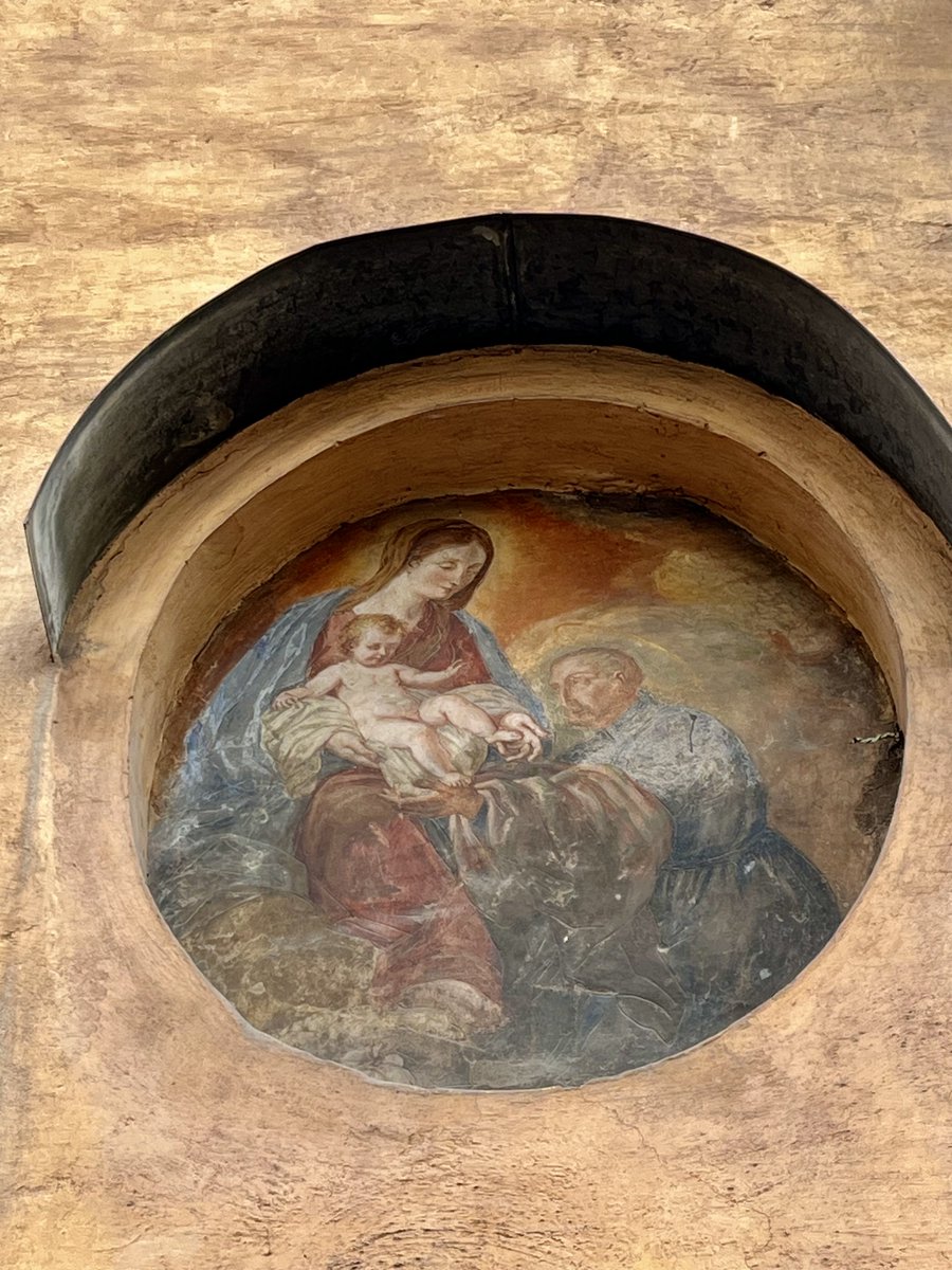 Adoro queste semplici #Madonnelle 

Piazza di S. Andrea della Valle

#Roma 🤍