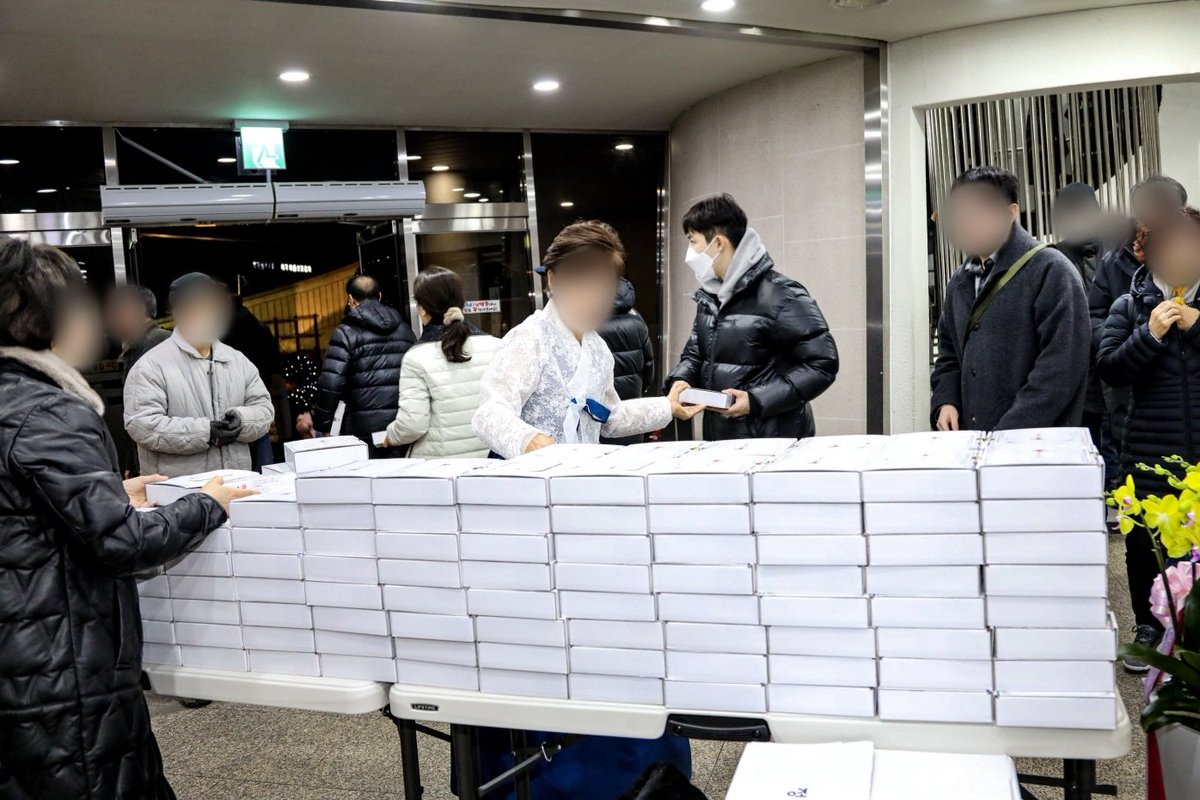 작년 성탄 대축일 밤미사 때 마리오 형제님💙

그냥 막 찍은 사진인것 같은데 어떻게 딱 재환이 순서 때 찍은거야🫠 으아아 보고싶다 재환아ㅜㅠㅠ

📷: 성당 공식 사이트