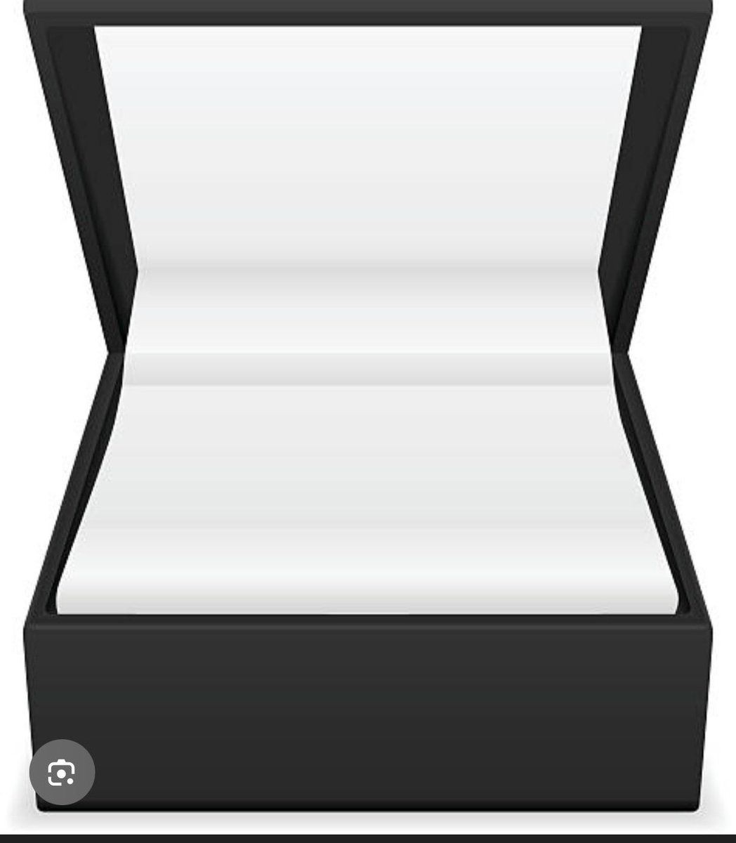 Hailee Steinfeld looking in daddy’s super ring box 

Choke choke choke