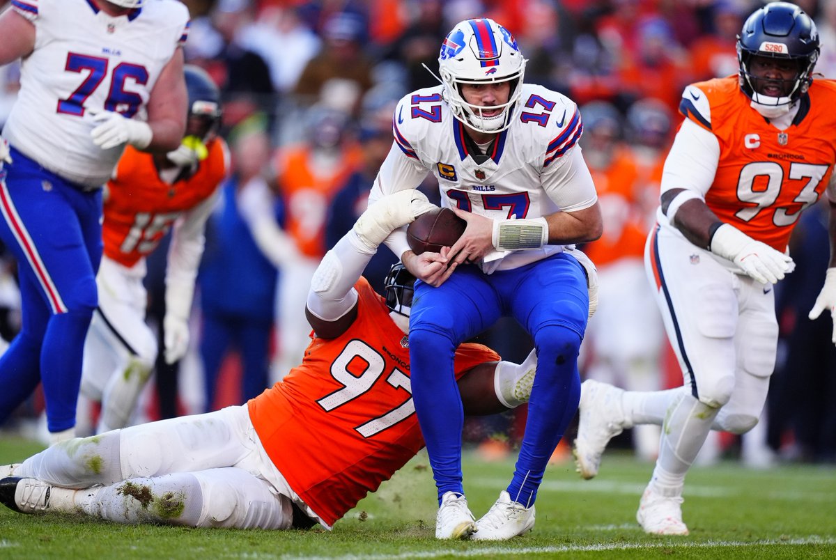 ZacStevensDNVR's tweet image. History: Malcolm Roach became the first Broncos ever to have multiple sacks AND a fumble recovery in a playoff game.