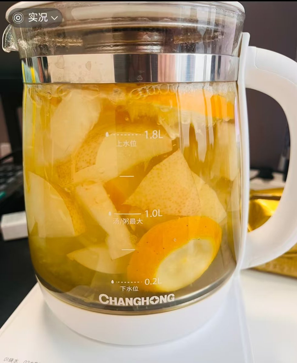 来杯雪梨甜橙水果茶，好久没喝了，
下午把我养生壶拿出来了
开启顿顿顿的喝水模式啦~