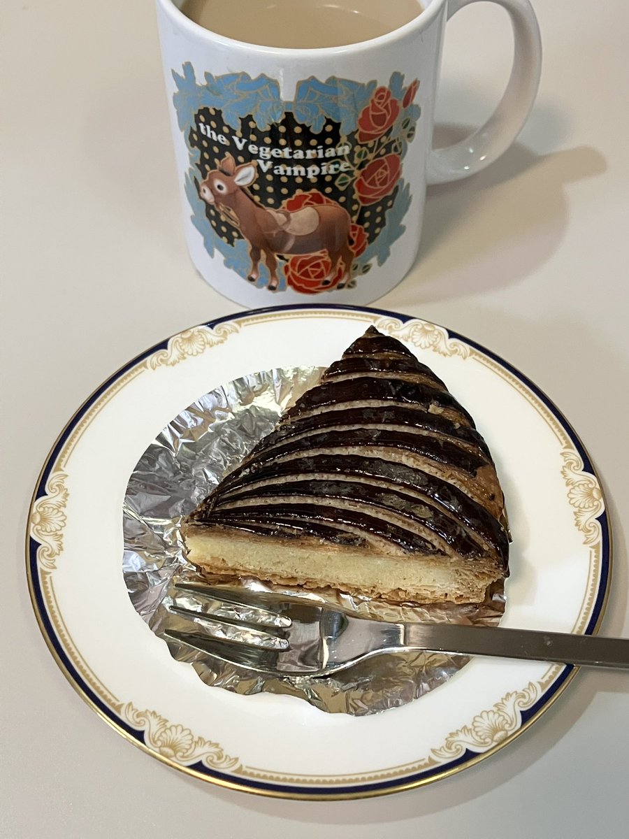 ❣️入手困難ラデュレ ❤︎ ラクロワ❤︎コラボフェーヴ❤︎ガレットデロワ ラデュレの新作「ガレット・デ・ロワ」“ヘーゼルナッツ×チョコレート