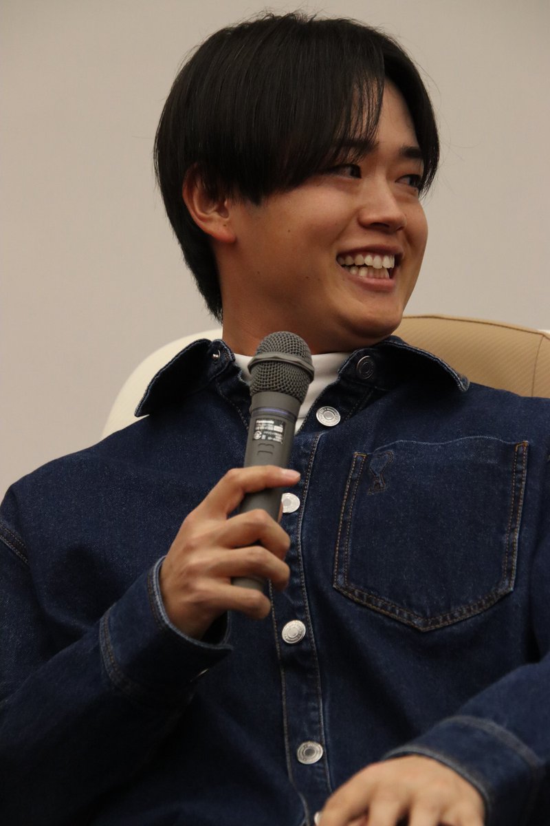 bs1ryo's tweet photo. 席着いた瞬間「え？この椅子でトークショーするの？」と思ったけどほんとにこの椅子でトークショーしてたｗｗｗ https://t.co/u0SjqLiW5Q