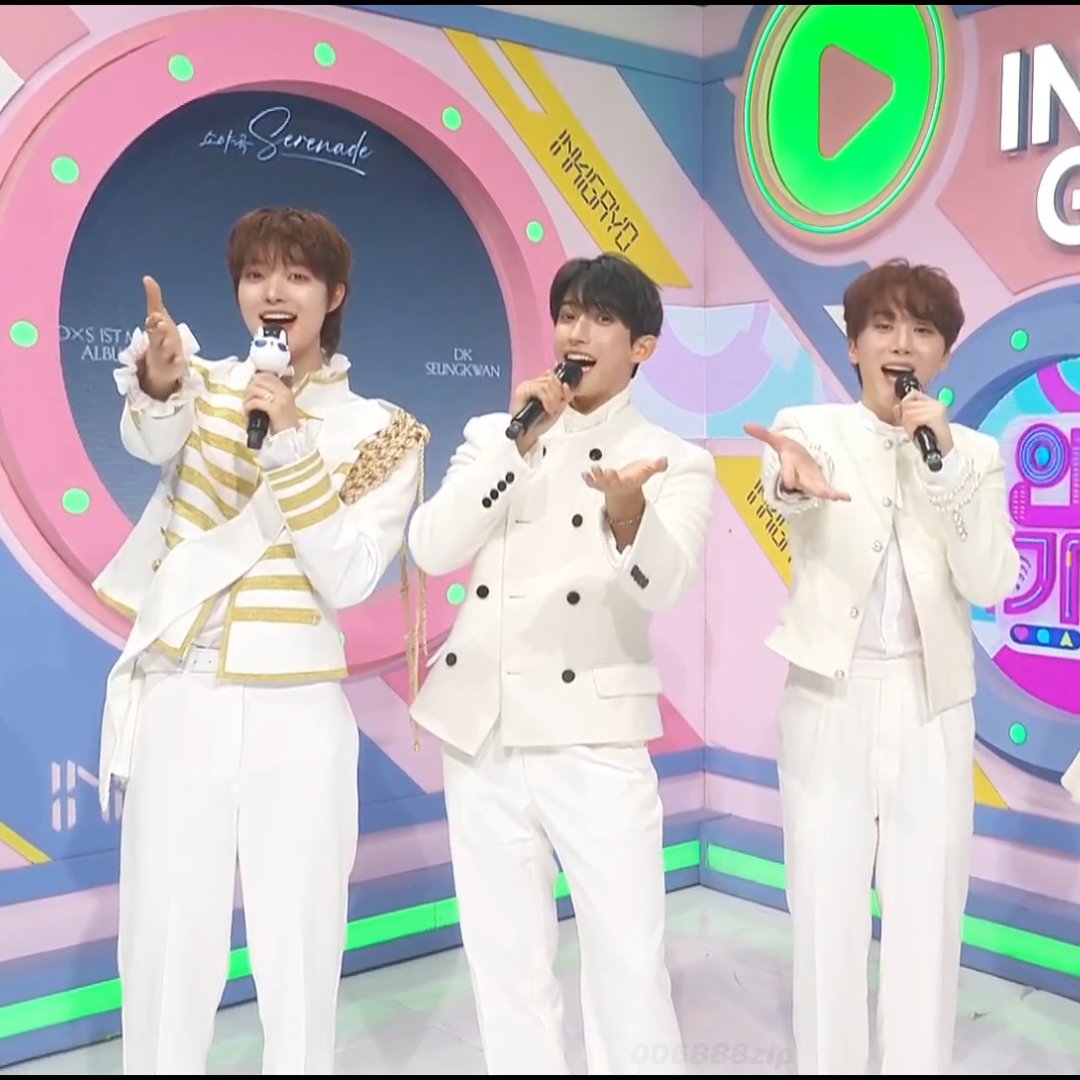 minisodeweno's tweet image. dk being sandwiched by 2 oranges 🍊🐶🍊