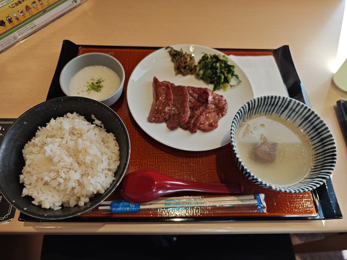V6_Ultima's tweet photo. この度ジムニーをお譲り頂いたので、北海道まで自走で帰るなど😌
大洗深夜便は運休日、火曜は朝出勤なので青函フェリーを選択…

朝に栃木出れば着くか〜と呑気に牛タン食ってたら東北道は吹雪通行止め、迂回したら安比高原でホワイトアウト食らって死ぬかと…💦

青森で食べた貝焼がマジで染みた🐚 https://t.co/JUb2XR1Cm9