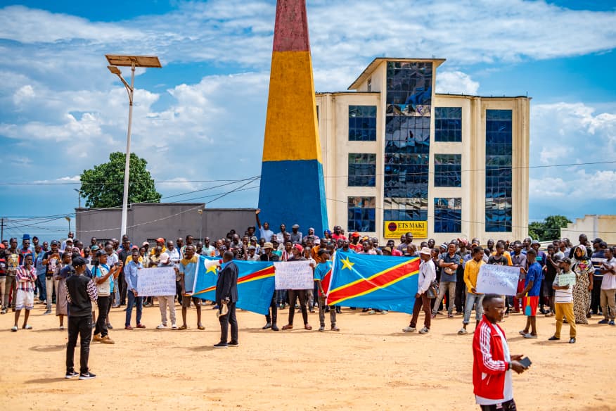 #Guerre_du_M23_dans_le_Kivu : En dehors du pillage du goudron qui faisait partie du projet de construction à #Uvira projet porteur d’espoir pour la population locale plusieurs sources crédibles affirment que les rebelles du M23 et l’armée #Rwandaise ont volé plus de 300 véhicules