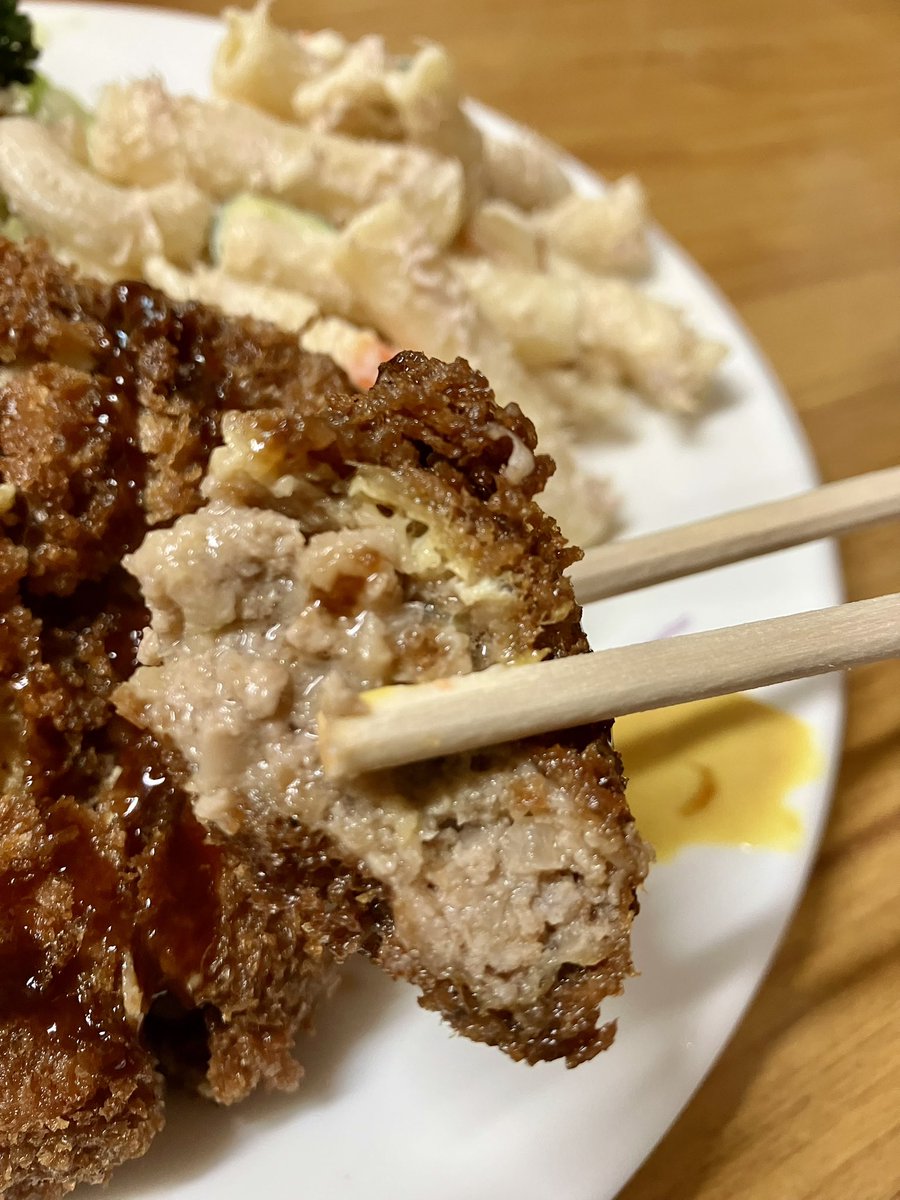 仕事帰りに今日はいつもランチを頂く近所の定食屋さんでメンチカツライス。
高齢の御主人が愛情込めて作ってくれる逸品。とても美味しい✨
これが700円・・・愛情だなぁ、と。
今日もご馳走様でした、変わらずお元気そうで良かった！