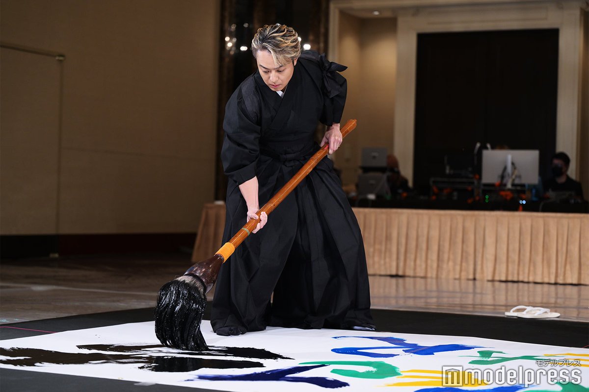 LDH PERFECT YEAR」開幕会見】 EXILE TAKAHIRO、書道8段の腕前披露