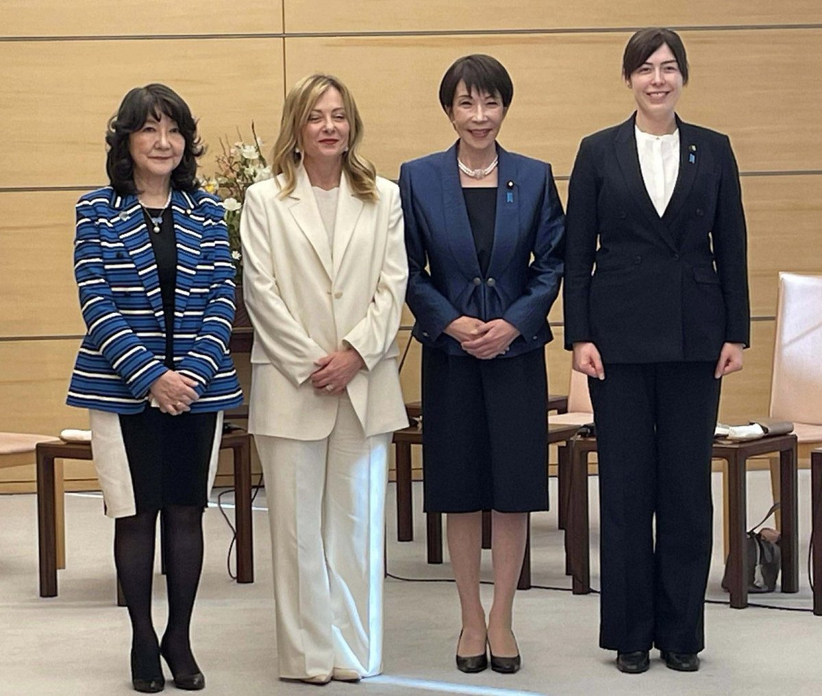 すごく良い写真だと思うんだけど
日本のフェミニストの皆さんは
嬉しくなさそうだよね
何なの？
女性蔑視なの？