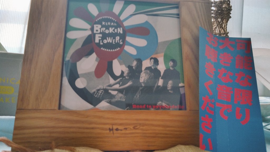 届いてます👍 発売日前に聴けて感激！！ 素敵なサイン色紙、 丁寧に