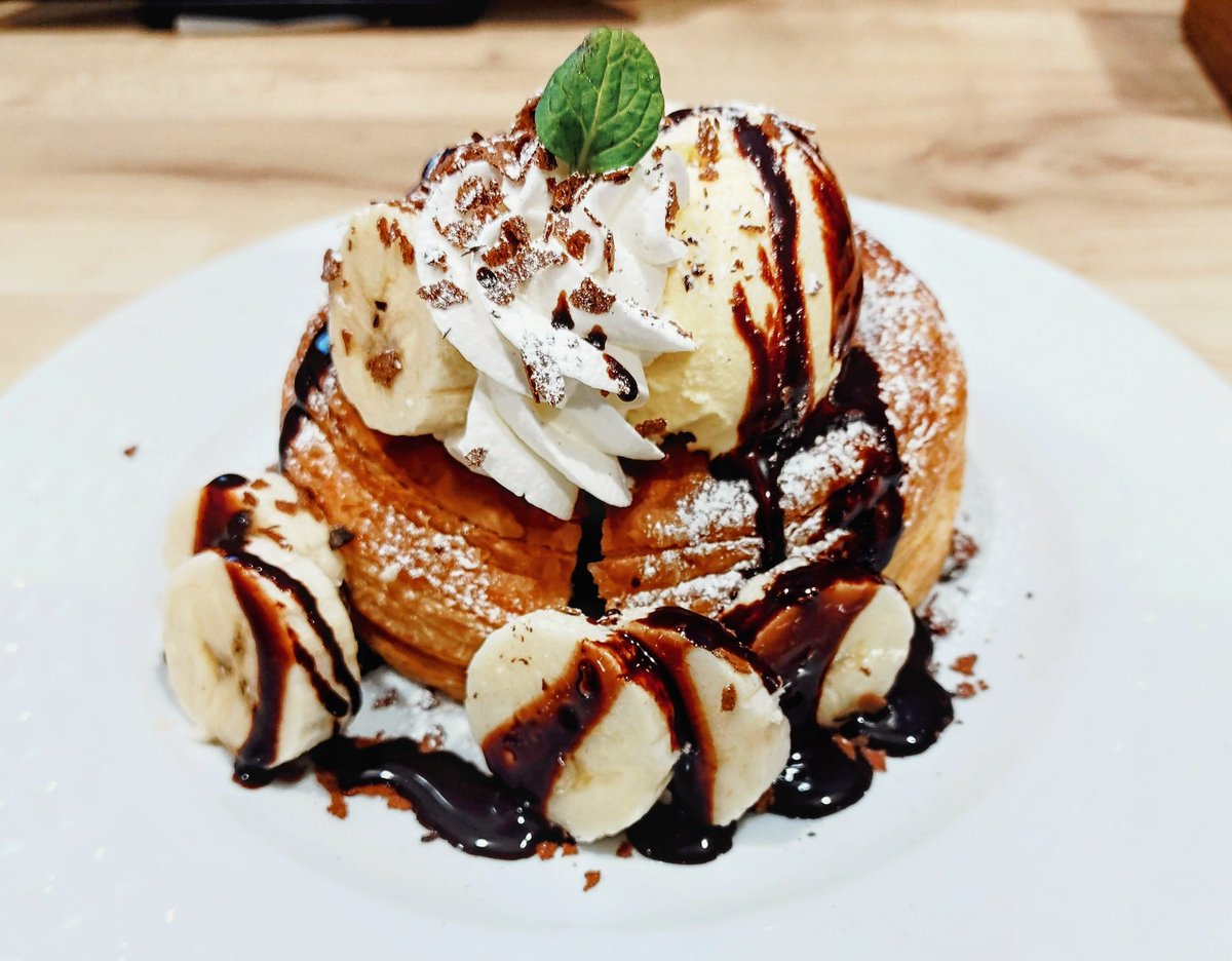 Type10Ak's tweet image. 宮城県大崎市古川、ココス古川店。

背徳のチョコバナナココッシュ979円と誕生日クーポンの無料デザート。

39歳独身おじさん、休日の混んでるファミレスで独りで食べるデザートは地獄です。