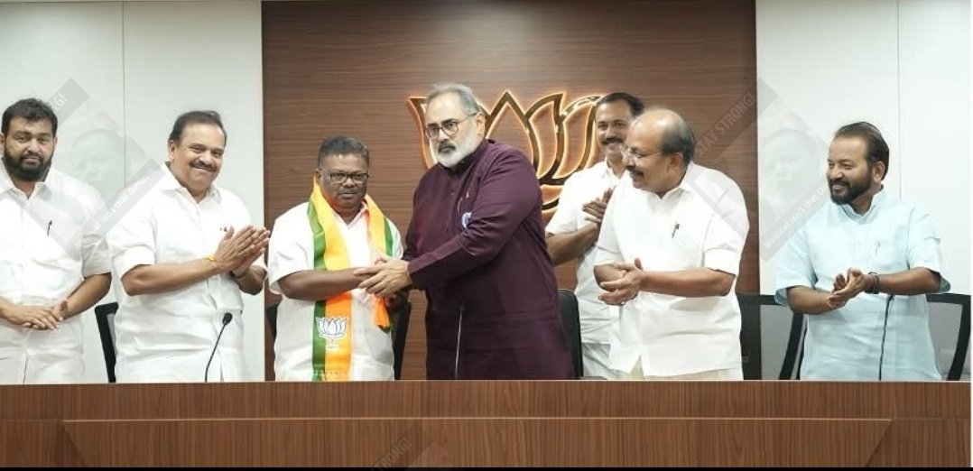 Anjan94150697's tweet image. #FLASHBACK: Why was S Rajendran suspended from CPM in 2021.?

Pin-To Pin- EXPLAINER:

📌 In 2021, Tensions exploded after #Rajendran lost the #Devikulam ticket to Raja, fueled by vicious public barbs from Udumbanchola MLA #MM_Mani, who humiliated him over family matters and local