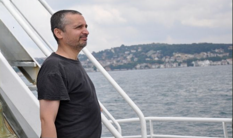 🔴Bir Çatlak Bile Bırakmadan

Refik Ünal. Ölümüyle hepimizi sarstı. Mesafeli gibi durduğumuz ilişkilerin aslında o kadar da mesafeli olmadığını, Refik’in ardından daha net gördük.
✍️Tanur Oğuz Gündüzalp

alinteri10.org/2026/01/18/bir…